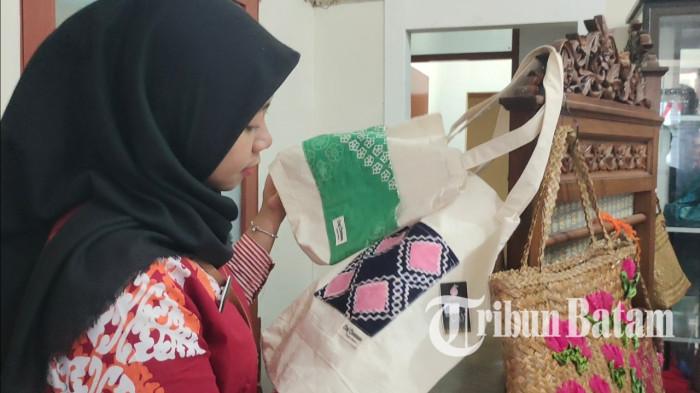 Corak batik Lingga Kepri di tas