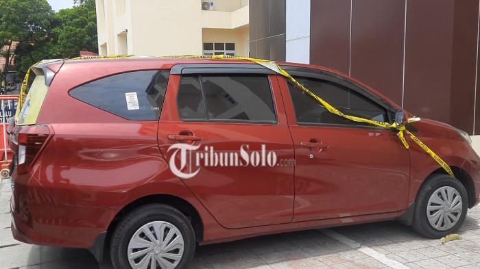 KASUS SOPIR BANK JATENG - Daihatsu Sigra warna merah dengan nomor polisi AD 1236 MX diamankan polisi dari kasus Driver Bank Jateng Wonogiri bawa kabur Rp10 miliar. Pelaku ditangkap pada Senin (8/9/2025).