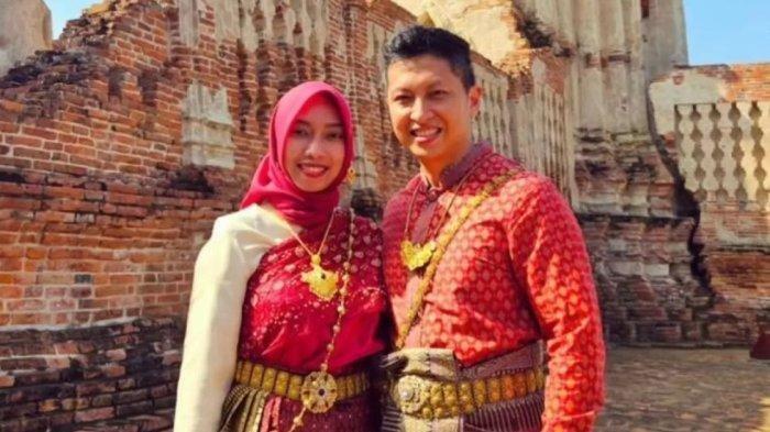 KEMATIAN DIPLOMAT MUDA - Diplomat muda Kementerian Luar Negeri (Kemlu) RI Arya Daru Pangayunan dan istri, Meta Ayu Puspitantri. Arya Daru ternyata sempat berpamitan ke istri untuk pulang ke kos setelah membeli baju di mal sebelum ditemukan tewas keesokan harinya pada Selasa (8/7/2025).