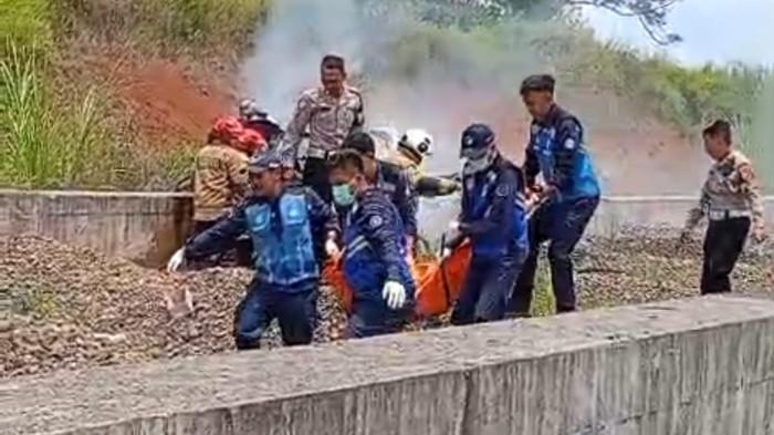 NGERI - Foto tangkapan layar petugas mengevakuasi korban kecelakaan di ruas Tol Cisumdawu, Jatinangor, Kabupaten Sumedang, Senin (13/10/2025) siang. Ngerinya kecelakaan tergambar dari mobil yang hancur berserakan.