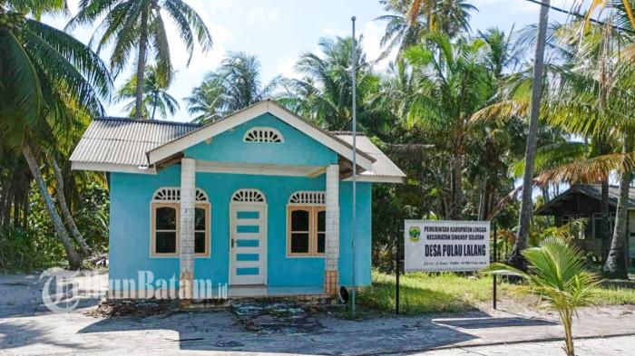 KANTOR DESA - Kantor Desa Pulau Lalang, Kecamatan Singkep Selatan, Kabupaten Lingga, Provinsi Kepri. Kantor Desa ini sering dilihat warga sepi, karena Kades, Sekdes, hingga perangkat jarang masuk kantor.