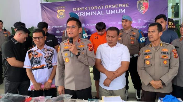 Kapolda Jambi, Irjen Pol Krisno H. Siregar ungkap kasus perampokan yang menewaskan seorang wanita bernama Nindia Novrin di Jalan Ahmad Hasyim, RT 22, Kelurahan Talang Bakung, Kecamatan Jambi Selatan, Kota Jambi.
