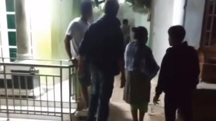 Kerumunan warga di lokasi kejadian istri tusuk suami sirinya di wilayah Kabupaten Bogor.