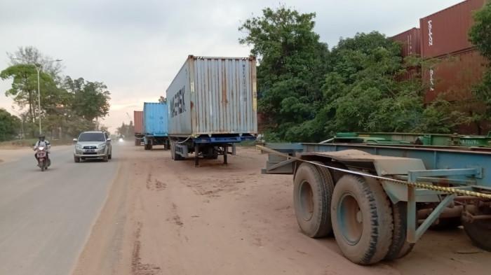 KONTAINER - Kontainer yang diparkir di pinggir jalan Yos Sudarso, Kecamatan Batuampar, Kota Batam, Provinsi Kepulauan Riau (Kepri), Kamis (9/10/2025).