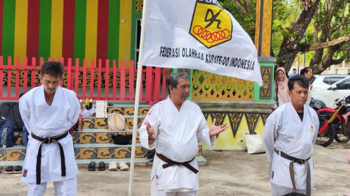 Latihan bersama atlet karate di Dabo Singkep Lingga
