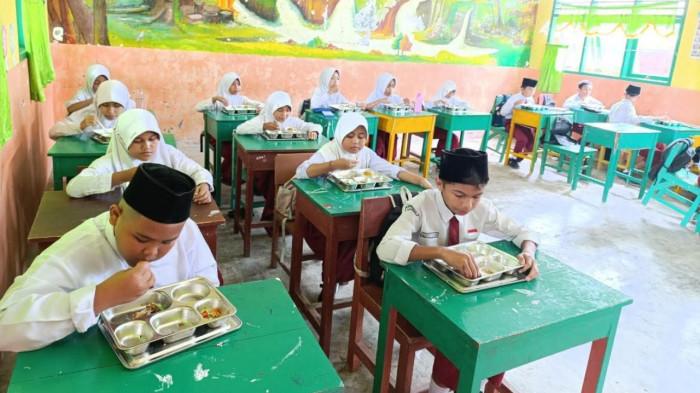 MBG PERDANA DI LINGGA - Siswa MIN Lingga saat menyantap menu MBG perdana yang menyasar wilayah Singkep, Kabupaten Lingga, Provinsi Kepri, Senin (29/9/2025).