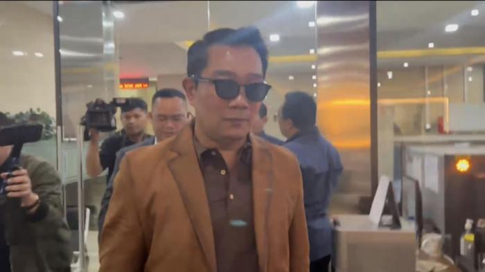 Mantan Gubernur Jawa Barat Ridwan Kamil tiba di Gedung Bareskrim Polri