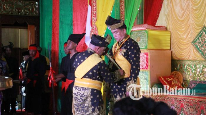 PENYEMATAN - Menko Kumham Imipas RI, Yusril Ihza Mahendra dipasangi keris, dalam penyematan gelar adat kehormatan “Dato' Seri Indera Nara Wangsa” disematkan oleh LAM Provinsi Kepri, di Replika Istana Damnah, Daik, Lingga, Selasa (28/10/2025).