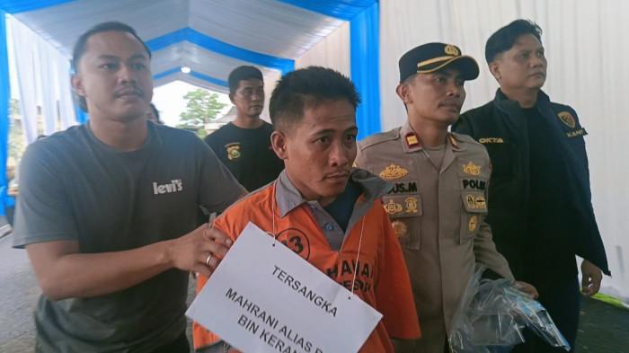 Pelaku penembakan Mahrani (34) saat digelandang ke Mapolres OKI