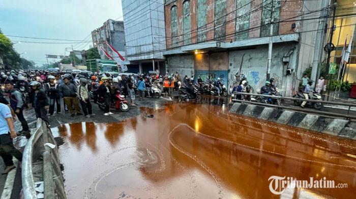 Pengendara tidak bisa melintas karena cairan tetes tebu dari kecelakaan lalu lintas