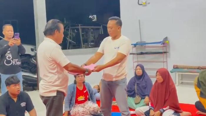 Serah terima pembayaran menjadi kuasa hukum korban kavling bodong di Sagulung pada April 2025