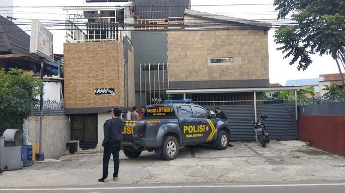 PENEMUAN MAYAT -- Polisi mendatangi tempat penemuan mayat perempuan belia di kamar Hotel Lendosis Jalan Perintis Kemerdekaan, Kecamatan Ilir Timur II, Sabtu (11/10/2025). Polisi kini tengah fokus memburu sosok pria yang terakhir terlihat bersama korban sebelum ditemukan tewas mengenaskan.