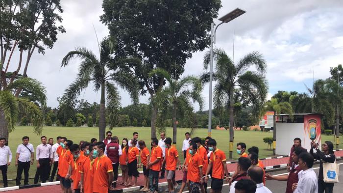 NARKOBA DI BATAM - Puluhan tersangka kasus narkoba saat pemusnahan barang bukti di halaman Mapolda Kepri, Kecamatan Nongsa, Kota Batam, Provinsi Kepulauan Riau (Kepri), Rabu (1/10/2025).