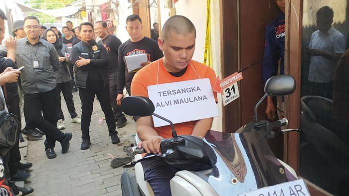 REKONSTRUKSI PEMBUNUHAN - Rekonstruksi kasus pembunuhan disertai mutilasi dengan tersangka Alvi Maulana (24) terhadap pacarnya Tiara Angelina Saraswati (25) digelar di kamar kosan Jalan Lidah Wetan, Gang 1, Lidah Wetan, Lakarsantri, Surabaya. Rabu (17/9/2025). Alvi hanya membutuhkan waktu 2 jam untuk memutilasi tiara menjadi puluhan potongan lalu membuangnya di jurang Pacet Kabupaten Mojokerto.