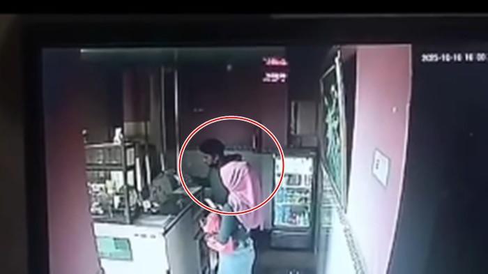 DIBURU POLISI -- Tangkap layar rekaman di akun instagram @palembang_kucarkacir yang diunggah, Minggu (13/10/2025). Sebelum tewas, AP check-in bersama pria lain di Hotel Lendosis Palembang. Kasat Reskrim Polrestabes Palembang AKBP Andrie Setiawan mengatakan, rekaman CCTV dan keterangan pihak hotel, tak ada orang selain pria terduga pelaku.
