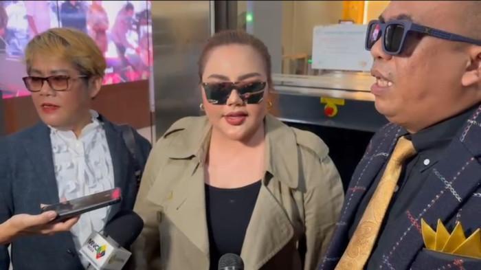 BUKTI TES DNA - Selebgram Lisa Mariana memenuhi panggilan penyelidik Bareskrim Polri atas kasus dugaan pencemaran nama baik pada Kamis (17/7/2025). Lisa diperiksa dalam kapasitasnya sebagai saksi. Kini, ia mengklaim kantongi bukti dari Bareskrim untuk tes DNA. Pihak Ridwan Kamil pertanyakan bukti sebelum koar-koar.
