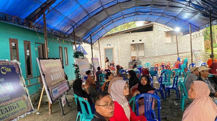 SANTUNAN PNM-Suasana rumah duka Hijrah di Desa Sarjo, Kecamatan Sarjo, Pasangkayu, Senin (22/9/2025). Keluarga dan kerabat berkumpul untuk tahlilan dan memberikan penghormatan terakhir, sementara PNM Mekar turut mendukung dengan membiayai seluruh kebutuhan tahlilan selama tujuh hari.