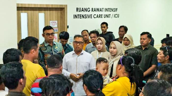 DIALOG - Wagub Nyanyang berdialog dengan sejumlah keluarga korban terbakarnya kapal Federal II di PT ASL Shipyard, Kamis (16/10/2025). (Uya-Diskominfo Kepri)