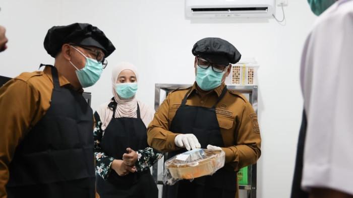 Wagub Nyanyang juga memeriksa sampel makanan, mengecek kebersihan dan keheginisan makanan yang dihasilkan di Dapur MBG tersebut. (Enji/DISKOMINFO KEPRI)