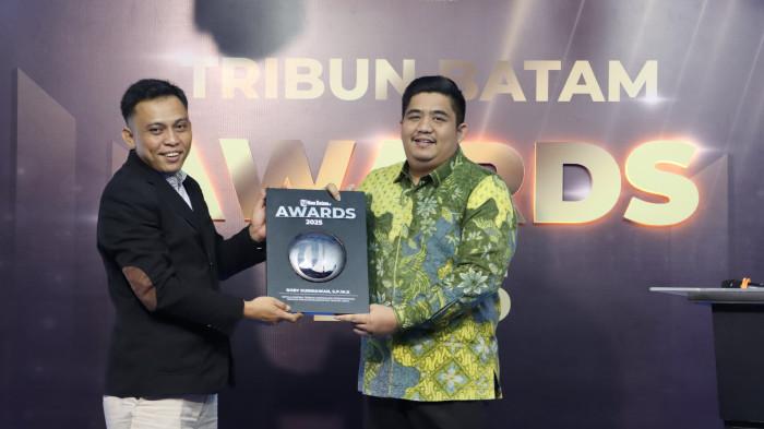 Pimpinan Redaksi Tribun Batam Prawira Maulana Memberikan Penghargaan Kepada Bupati Bintan Roby Kurniawan di Studio Tribun Batam