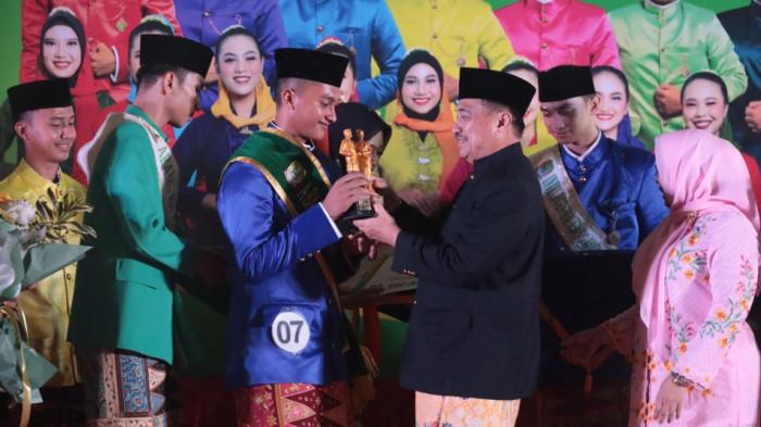 ABANG MPOK KOTA BEKASI - Wakil Wali Kota Bekasi Abdul Harris Bobihoe menyerahkan tropi pada Malam Final Abang Mpok Kota Bekasi di BSI Convention Center, Bekasi Utara, Kota Bekasi, Jumat (8/8/2025).