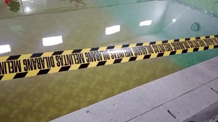 DUA SISWI TEWAS - Kolam renang tempat kejadian dua siswi Sekolah Dasar Islam Terpadu (SDIT) tewas diduga tenggelam saat mengikuti ekstrakulikuler dipasang garis polisi pada Rabu (13/8/2025) malam. Kolam renang itu terletak di komplek sekolah tersebut di Jalan Raya Pondok Ungu Permai, Kelurahan Bahagia, Kecamatan Babelan, Kabupaten Bekasi.