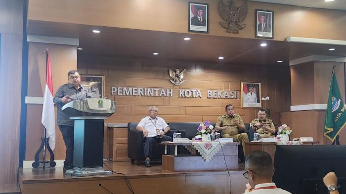PENYAMPAIAN MATERI - Kepala BPKP RI, Dr Muhammad Yusuf Ateh menyampaikan materi bertajuk 'Menavigasi Tantangan Pembangunan Daerah di Era Ketidakpastian, dalam kegiatan Pembinaan Peningkatan Kualitas Pengendalian Intern, di Aula Nonon Sonthanie, Kantor Wali Kota Bekasi, Selasa (5/8/2025).