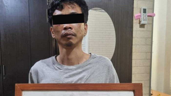 PENIPU DITANGKAP --- Polsek Tanah Abang menangkap pelaku penipuan inisial AR (31) mengaku sebagai salah satu staf anggota Komisi III DPR RI, yang bisa membantu proses masuk menjadi anggota Polri.