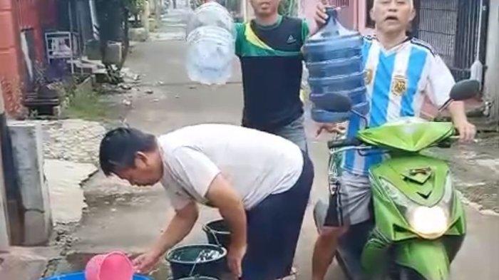 KESULITAN AIR BERSIH --- Sejumlah warga Perumahan Mangun Jaya Indah 2, Tambun Selatan, Kabupaten Bekasi, berbagi air bersih setelah pipa PDAM Tirta Bhagasasi sejak Rabu (7/5/2025).