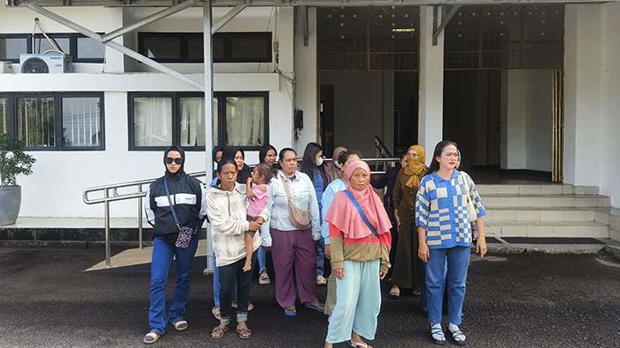 DATANGI KANTOR BUPATI - Rombongan istri dan keluarga para tersangka kasus dugaan penyelundupan timah 15 ton mendatangi Kantor Bupati Belitung di Kabupaten Belitung, Provinsi Kepulauan Bangka Belitung pada Kamis (2/10/2025).