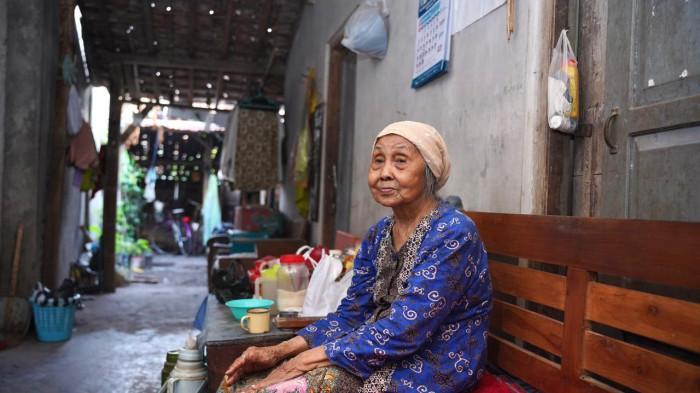 Sosok Partinah, salah satu penerima manfaat sambungan listrik gratis di Kabupaten Bantul. Selama ini Partinah tinggal dengan keterbatasan listrik. Melalui Program “Berbagi Cahaya, Menumbuhkan Harapan” kini Partinah memiliki sambungan listrik sendiri.