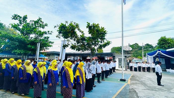 Peserta Upacara dengan khidmat mengikuti upacara peringatan Hari Listrik Nasional ke 80, di Halaman kantor PLN UIW Babel