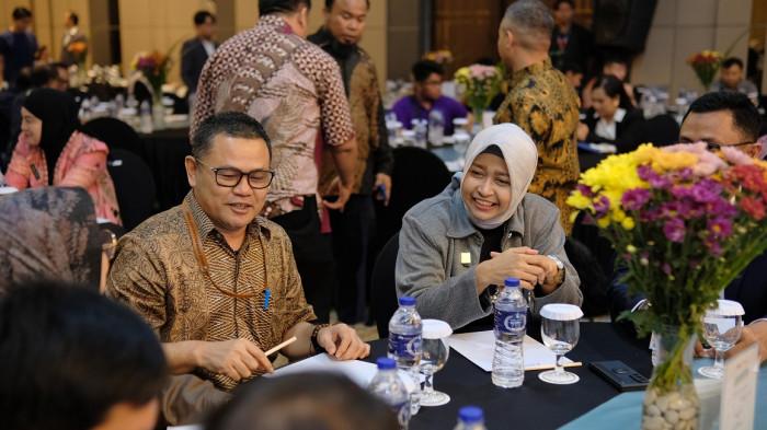 GM PLN UIW Babel, Ira Savitri diskusi santai dengan Plt. Kepala Dinas ESDM, Ir. Reskiansyah, S.T., M.M. dan pelanggan lainnya dalam acara Customer Gathering PLN UP3 Bangka Tahun 2025
