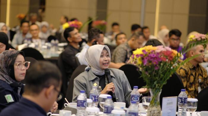 GM PLN UIW Babel, Ira Savitri, membangun diskusi dengan narasumber talkshow yakni Kepala Dinas Bappeda Provinsi Bangka Belitung. Menunjukan kegiatan ini interaktif anatar pelanggan dengan nara sumber