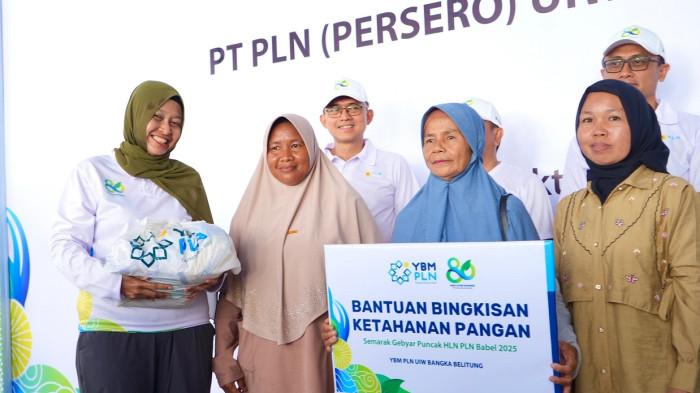 GM PLN UIW Babel, Ira Savitri (kiri) menyerahkan secara simbolis banguan paket sembako YBM PLN Babel dalam peringatan Hari Listrik Nasional ke 80 di halaman kantor PLN UIW Babel