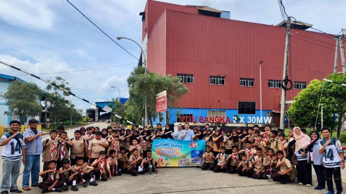 Para siswa SD Negeri 14 Pangkalpinang berfoto bersama di depan PLTU Air Anyir usai kegiatan outing class