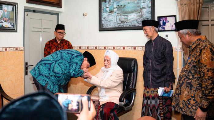 CHAIRUL TANJUNG VS LIRBOYO - Foto Chairul Tanjung selaku pemilik Trans7 datang ke Pondok Pesantren Lirboyo untuk meminta maaf kepada KH Anwar Mansyur, Sabtu (25/10/2025).