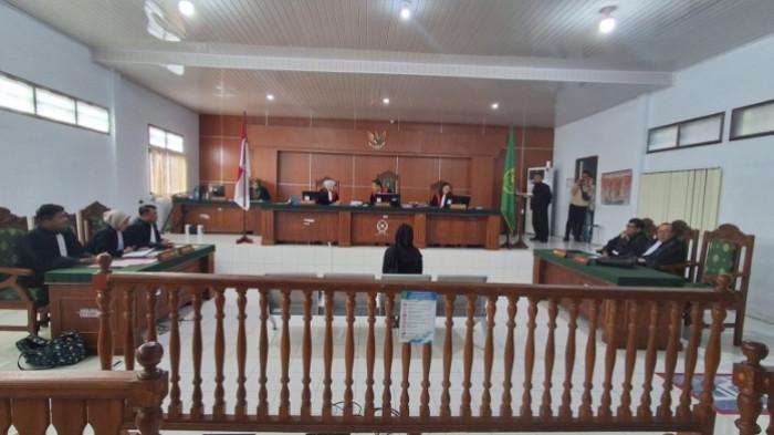 SIDANG - Proses persidangan kasus peredaran rokok ilegal di PN Kelas IB Curup pada Rabu (29/10/2025). Terdakwa Yulianti divonis hukuman oleh majelis hakim selama 1 tahun penjara.