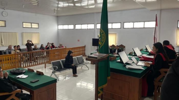 VONIS - Proses persidangan kasus peredaran rokok ilegal di PN Kelas IB Curup pada Rabu (29/10/2025). Terdakwa Yulianti divonis hukuman oleh majelis hakim selama 1 tahun penjara.