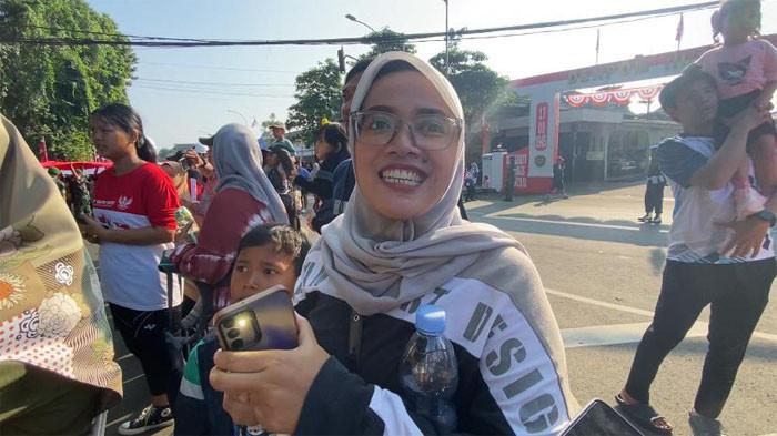 Ari, seorang warga yang sedang menyaksikan Kirab Kirab Bendera Merah Putih di Kota Bogor dalam rangka memperingati HUT RI ke-80, Minggu (10/8/2025).
