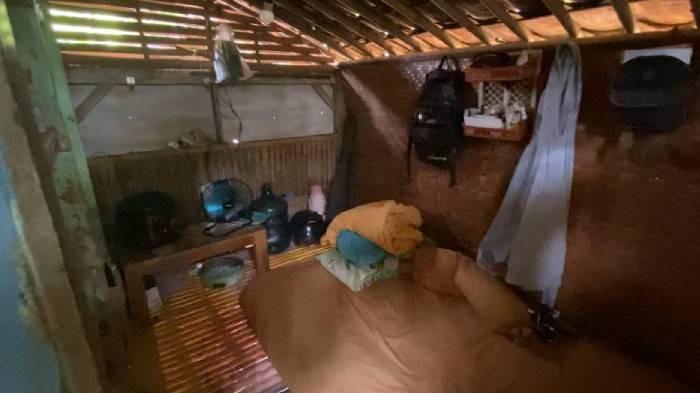 GUBUK WARGA DI BOGOR - Penampakan gubuk kecil yang ditinggali oleh satu keluarga di Kampung Sukajadi, Desa Mekarsari, Kecamatan Rancabungur, Kabupaten Bogor, Kamis (9/10/2025).