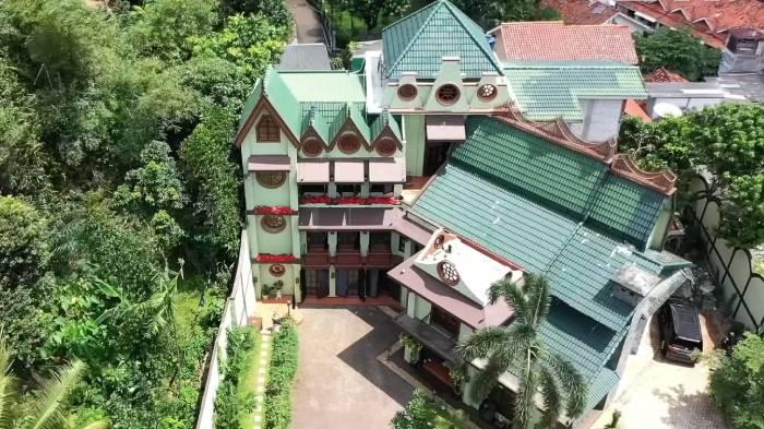 TASYA FARASYA CERAI - Rumah mewah milik Bu Ala, ibunda Tasya Farasya yang bernuansa hijau. Rumah ini diberi nama green house.