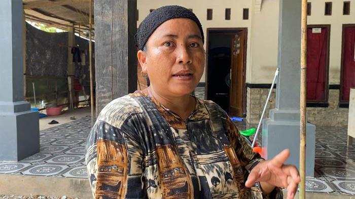 Sari (43), warga Kampung Cimendo, Desa Sukagalih, Kecamatan Jonggol, Kabupaten Bogor terdampak kekeringan pada musim kemarau ini, Senin (4/8/2025).