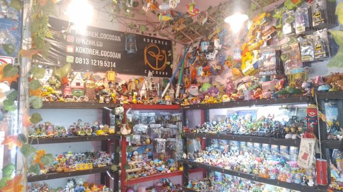 UMKM BOGOR - Suasana dalam toko Kokoreh Cocooan dengan banyak pilihan produk mainan yang unik dan langka