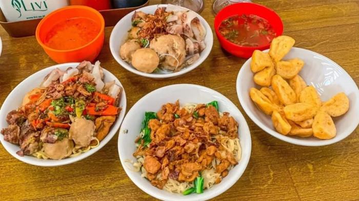 KULINER BOGOR - Aneka menu menggugah selera di Bakso Kribo Bogor, mulai dari mie ayam bakso dengan taburan ayam melimpah, bakso taichan pedas, hingga bakso kikil tulang rangu yang disajikan bersama kuah gurih.