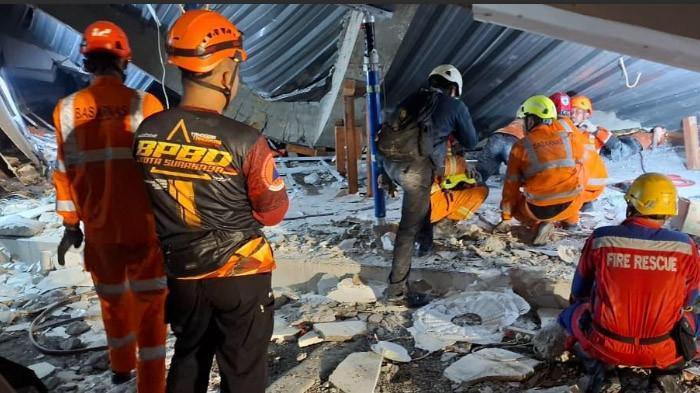 BANGUNAN PONPES AMBRUK - Proses evakuasi korban ambruknya bangunan Pondok Pesantren Al-Khoziny di Buduran Sidoarjo, Senin (29/9/2025).