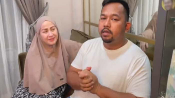 KOMEDIAN BEDU CERAI: Tangkapan layar momen kebersamaan Bedu dengan sang istri, Anggie. Komedian Bedu curhat dirinya dimarahin sang istri, Anggie setelah ketahuan gugat cerai ke PA Jaksel. Bedu bongkar alasannya ingin pisah.