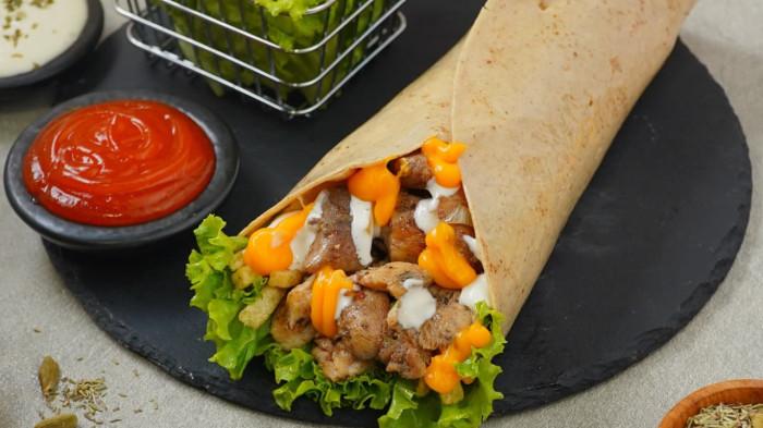 KULINER BOGOR - Kebab Baffee memiliki 3 size kebab, yakni medium, large, dan extra large. Kebab yang disediakan juga memiliki berbagai jenis varian mulai dari original, full meat, dan kari atau barbeque, kebab baffee juga bisa memilih daging yang diinginkan yaitu chicken, beef, dan saikoro/wagyu.