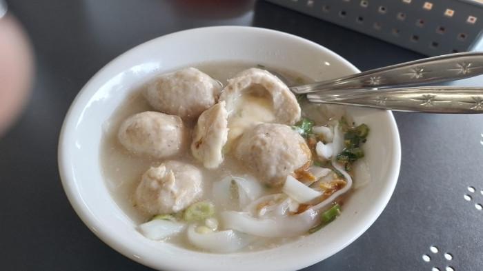 KULINER BOGOR - Bakso keju lumer menjadi favorit para pelanggan di Bakso Mangkok Emak, Kota Bogor. Bakso yang lembut dengan isiian keju lumer dan kuah yang gurih menambah kelezatan pada menu ini.