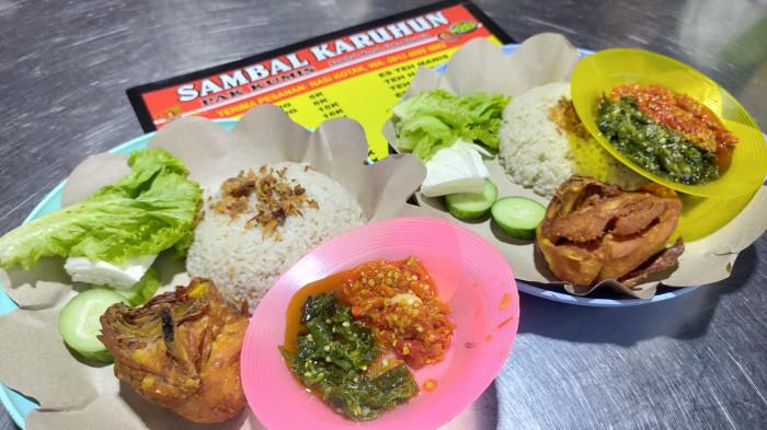 KULINER BOGOR - Kuliner Sambal Karuhun Pak Kumis, menu yang dihidangkan sangat mengunggah selera dan ciri khasnya adalah sambal yang disajikan ada dua yakni, sambal merah dan sambal hijau.